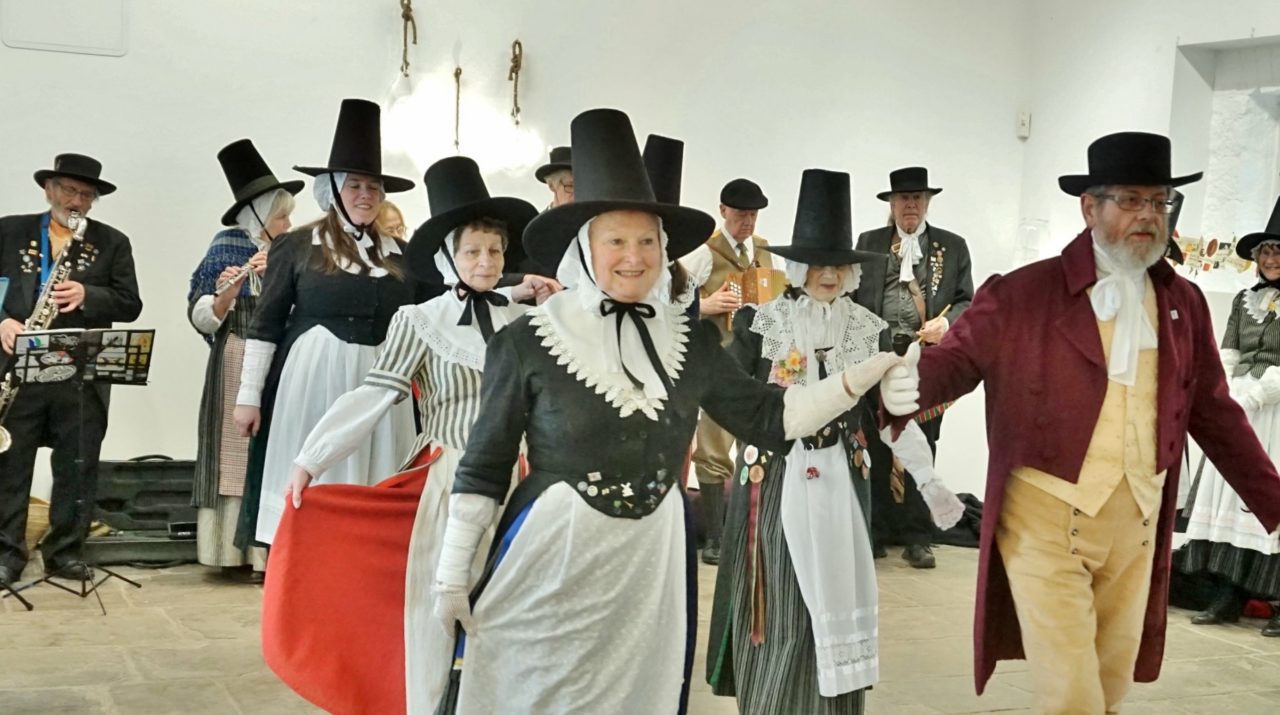 Dawnswyr Tipyn o Bopeth